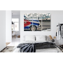 Mehrteiliges Bild Ein Auto Mit Kubanischer Flagge Auf Den Straßen Von Havanna
