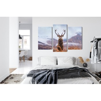 Mehrteiliges Bild Ein Reh Auf Dem Hintergrund Einer 3D-Berglandschaft