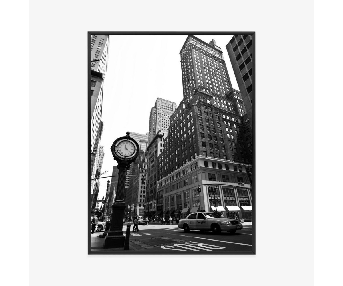 Poster Schwarz-Weiße Uhr Und Taxi Auf Der Straße Von New York